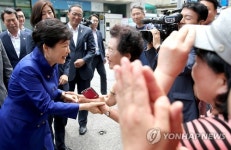박 대통령 면목동 주민과 인사