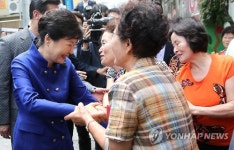박 대통령 면목동 주민과 인사