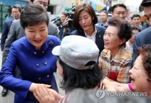 면목동 주민과 인사하는 박 대통령