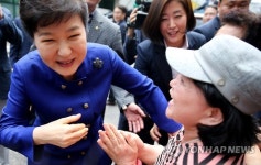 면목동 주민과 인사하는 박 대통령