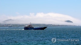 구름 이불 덮은 제주 우도