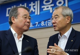 대화 나누는 강 회장과 조 사무총장