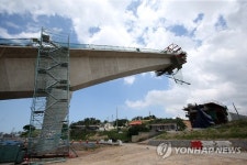 기울어진 칠산대교 상판 구조물