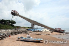 시소처럼 기울어진 칠산대교