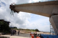 사고 원인 파악하는 경찰