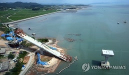 기울어진 칠산대교 상판