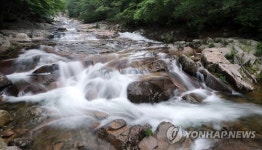 밀양 호박소 아래 시원한 물줄기
