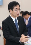 의원들과 인사하는 이준식 부총리
