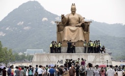 알바노조, 세종대왕상 올라 기습시위