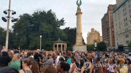 촛불 집회하는 뉴욕 시민들