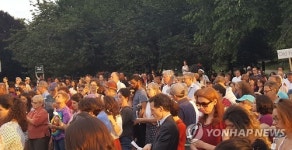 촛불 집회하는 뉴욕 시민들