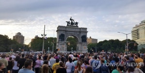 촛불 집회하는 뉴욕 시민들