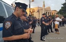 촛불 집회 참여하는 미국 경찰