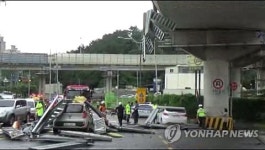 고가도로 방음벽이 10ｍ 아래 도로에 쾅…운전자 1명 다쳐