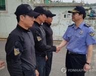 악수하는 이주성 중부해경본부장