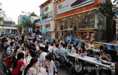 신촌 거리에서 즐기는 맥주 한 잔