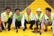 옐로카펫 설치하는 김종인 대표