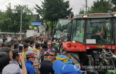 성난 성주군민들 트랙터로 총리 일행 막아