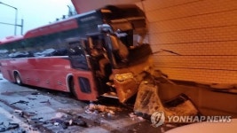 영동고속도 봉평터널입구 차량 6대 추돌…4명 사망·23명 부상(2보)