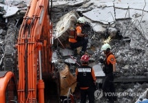 계속되는 구조작업