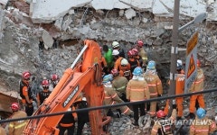 계속되는 구조 작업