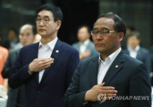홍윤건설(주) | 국민의례하는 홍윤식 장관