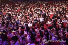 2016헬로미스터케이 가득 찬 객석