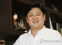 미소 짓는 테너 강요셉