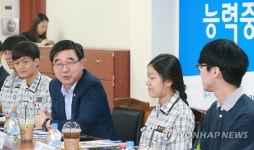 학생들과 대화하는 이기권 장관