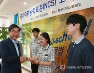 양영디지털고 방문한 이기권 장관