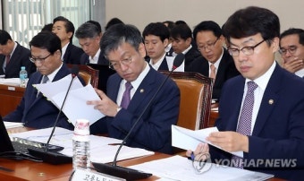 자료 검토하는 저출산ㆍ고령화 대책특위 참석 차관들
