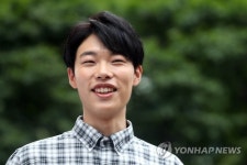 류준열, 팬들 환호에 함박웃음