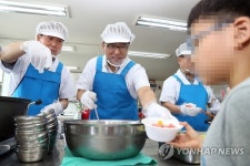 서울SOS어린이마을 배식봉사하는 홍윤식 장관