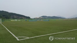텅 빈 여수 진모지구 축구장