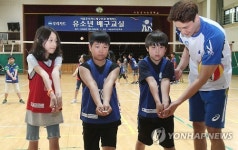 아이들에게 배구 가르치는 최홍석