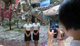 북 여학생 스마트폰 삼매경