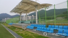 텅 빈 여수 진모지구 축구장