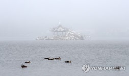 흑백의 수묵화 경포호