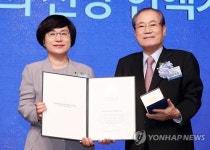 헌액증서와 기념촬영하는 하장홍 회장