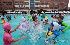신나는 물놀이를 학교 운동장에서...