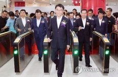 개찰구 통과하는 강호인