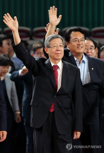 손 흔드는 새누리당 김희옥 혁신비대위원장