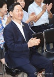 박수 치는 김상곤 전 혁신위원장
