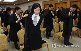 법복 입는 신임 법관들