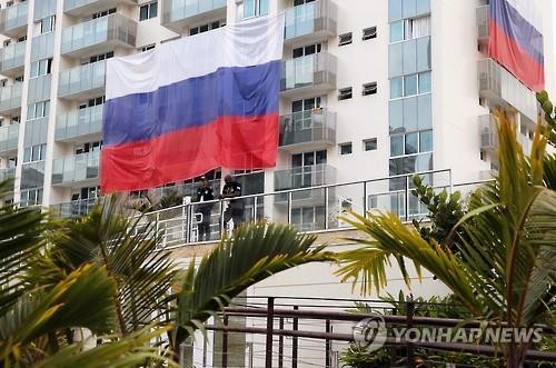 러시아군, 미국산 장갑차에 성조기 매달아 최전선 질주…우크라이나서 분노