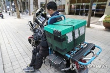 찜통더위 무색.. 중무장한 채 콜 기다리는 퀵서비스 기사