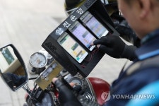 찜통더위 무색.. 중무장한 채 콜 기다리는 퀵서비스 기사