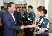 여름파출소 찾은 홍윤식