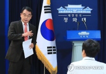 기자들과 대화하는 김성우 홍보수석