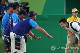 <올림픽> 미국 대표팀, 한국 남자양궁에 90도 인사